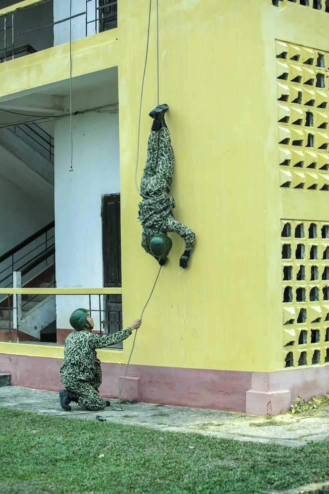 binh an quoc thien cang thang khi phai leo xuong tu nha cao tang