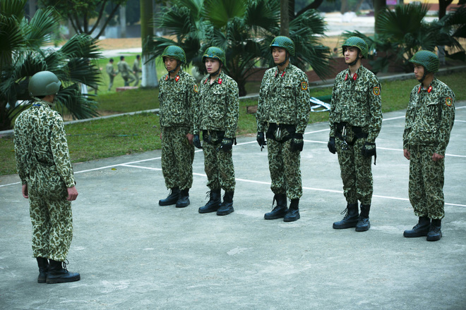 binh an quoc thien cang thang khi phai leo xuong tu nha cao tang