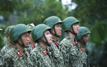 binh an quoc thien cang thang khi phai leo xuong tu nha cao tang