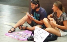 lan song du khach phuong tay toi cac nuoc chau a xin tien di du lich bi chi trich gay gat