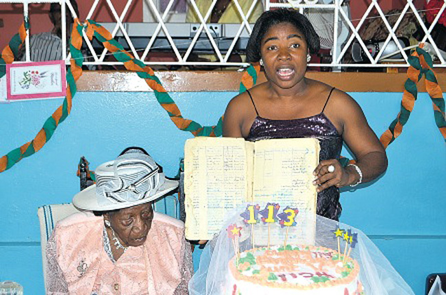 cu ba song lau nhat the gioi 117 tuoi van doc chu nhoay nhoay