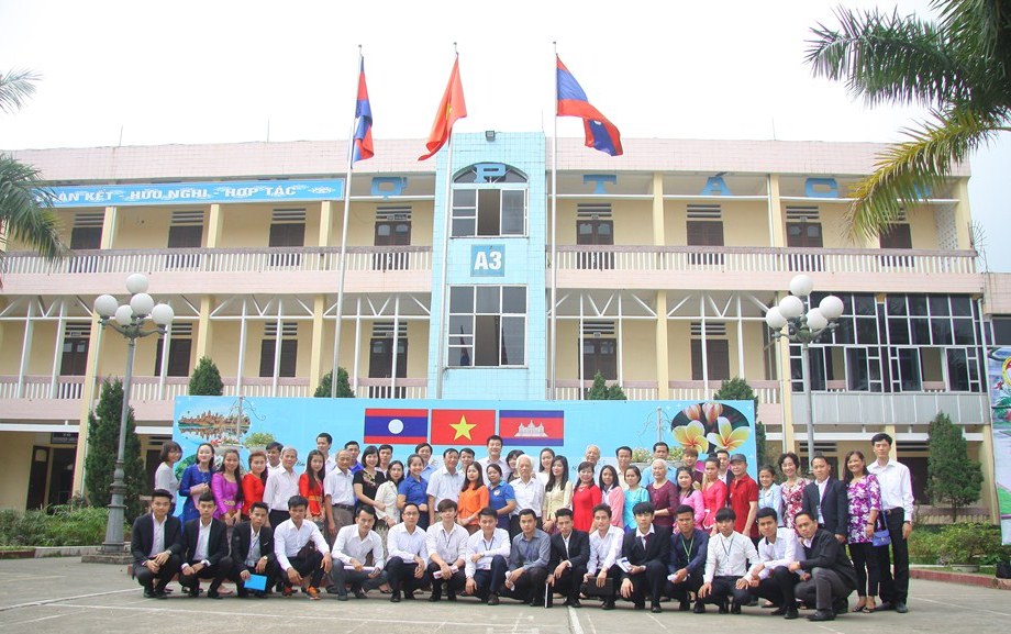 le ra mat cha me do dau cua cac luu hoc sinh lao tai truong huu nghi 80