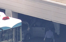 nghi pham co the da bat coc be gai nguoi viet bang xe hoi sau khi dua con den truong