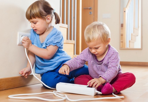 day la vat dung vo cung nguy hiem nha nao cung co tre em khong kheo dung vao mat mang nhu choi