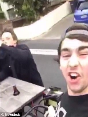 mot thanh nien bi bat vi lai ban an gan dong co tren pho