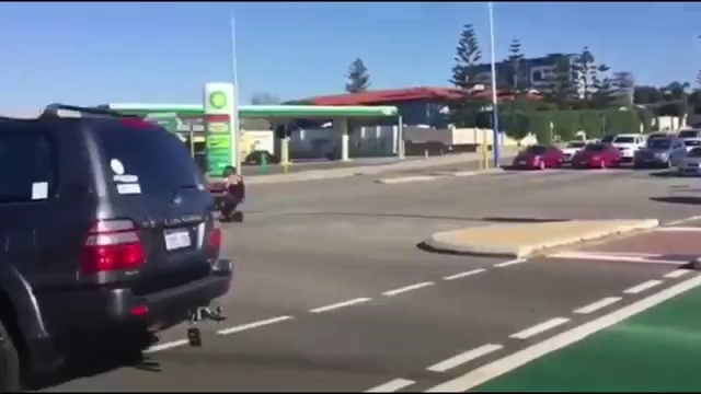 mot thanh nien bi bat vi lai ban an gan dong co tren pho