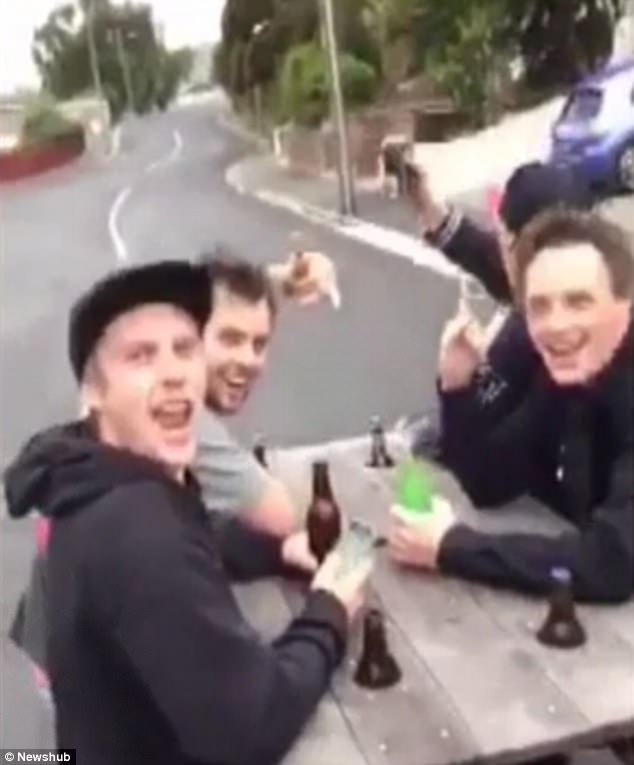 mot thanh nien bi bat vi lai ban an gan dong co tren pho