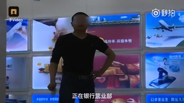 me khong cho 560 nghin dong di mua quan con trai cam dao phay den ngan hang lam loan