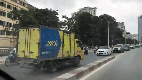 ha noi tuoc giay phep lai xe o to chay nguoc chieu tren cau vuot nguyen chi thanh