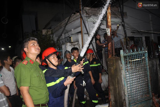 da nang chay lon trong dem mot ngoi nha bi do sap hoan toan hang tram nguoi thao chay