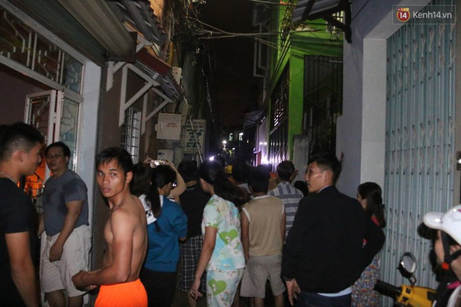 da nang chay lon trong dem mot ngoi nha bi do sap hoan toan hang tram nguoi thao chay