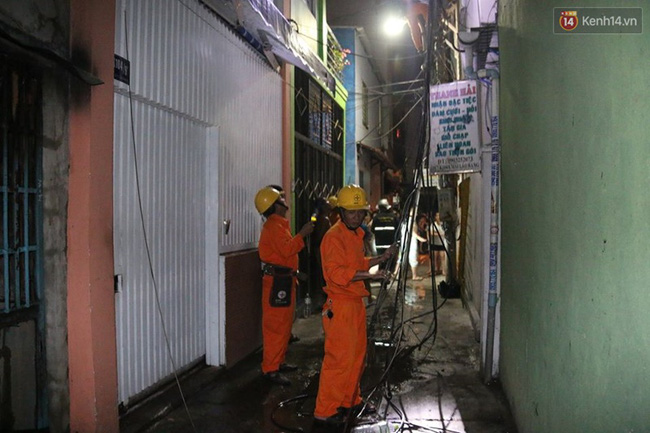 da nang chay lon trong dem mot ngoi nha bi do sap hoan toan hang tram nguoi thao chay