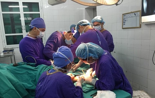 phau thuat noi 2 chan dut lia 18 tieng cho ngu dan