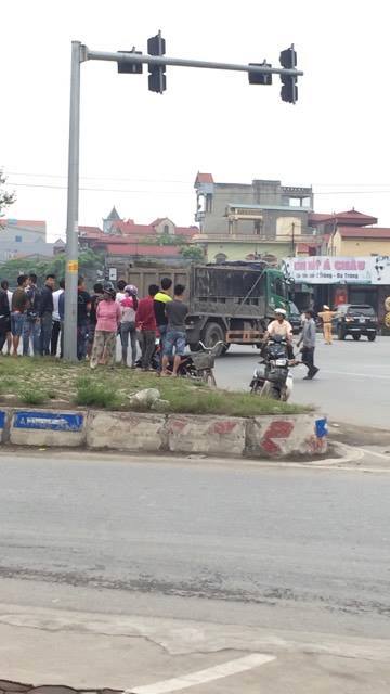 hung yen ba di don chau bi xe tai vuot den do tong tu vong