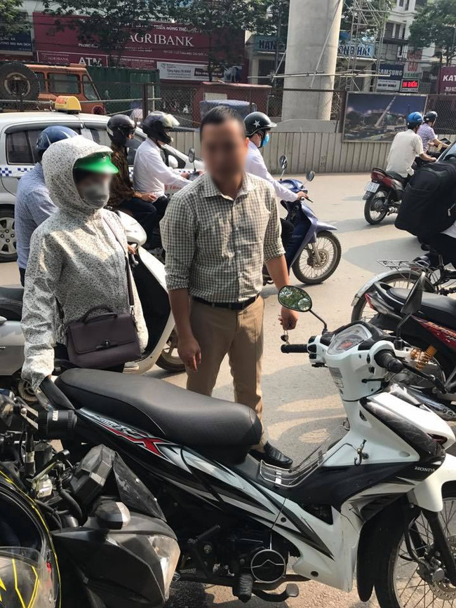 bat den sau va cham giao thong bat thanh tai xe o to nem chia khoa xe may cua nguoi phu nu