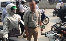 bat den sau va cham giao thong bat thanh tai xe o to nem chia khoa xe may cua nguoi phu nu