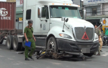 ve phong tro nghi trua nguoi dan ong bi container keo le hon 20m