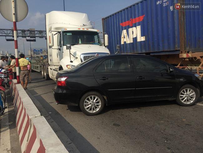 Nữ tài xế hoảng loạn sau khi bị container tông vào xe 4 chỗ trên xa lộ Hà Nội nu tai xe hoang loan sau khi bi container tong vao xe 4 cho tren xa lo ha noi