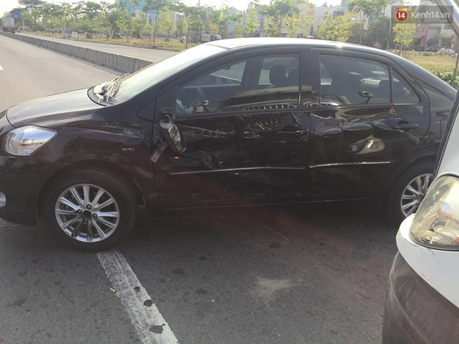 Nữ tài xế hoảng loạn sau khi bị container tông vào xe 4 chỗ trên xa lộ Hà Nội nu tai xe hoang loan sau khi bi container tong vao xe 4 cho tren xa lo ha noi