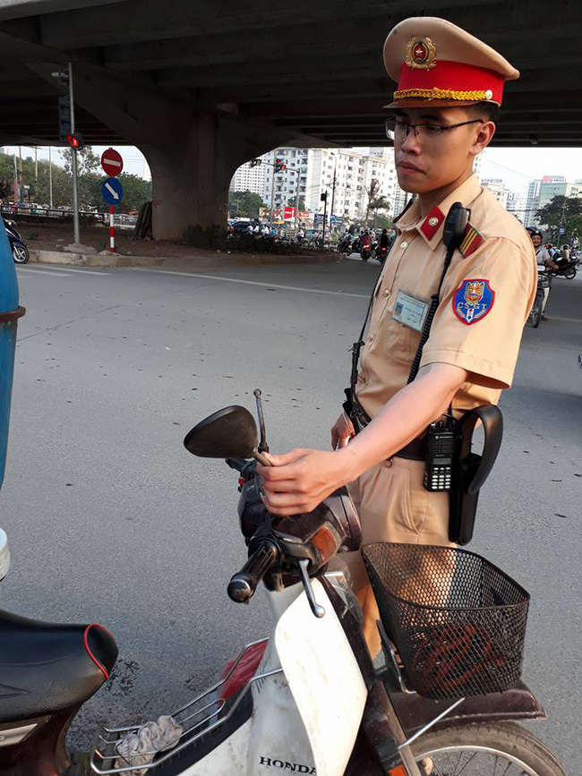csgt ha noi be thung do bi do giup nguoi dan giua gio tan tam
