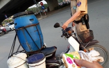 csgt ha noi be thung do bi do giup nguoi dan giua gio tan tam