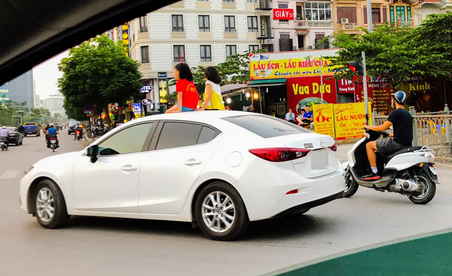 clip 2 be gai ngoi tren cua so troi o to chay giua pho ha noi