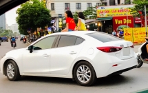 clip 2 be gai ngoi tren cua so troi o to chay giua pho ha noi