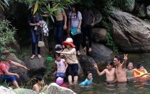 quang nam truot chan nga xuong ho sau 2 nu sinh lop 12 duoi nuoc thuong tam