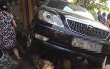 thanh hoa lui xe nhu ten ban o to ui do cay va hang loat xe may tren via he 1 co gai bi cuon vao gam