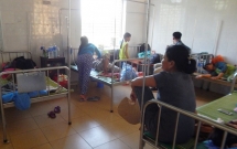 27 nguoi nhap vien cap cuu sau khi an banh tet trong dam ma