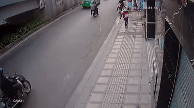 nguoi phu nu duoc tai xe mai linh lao xe bat cuop toi chi kip gui anh 200 nghin cam on roi voi ra san bay