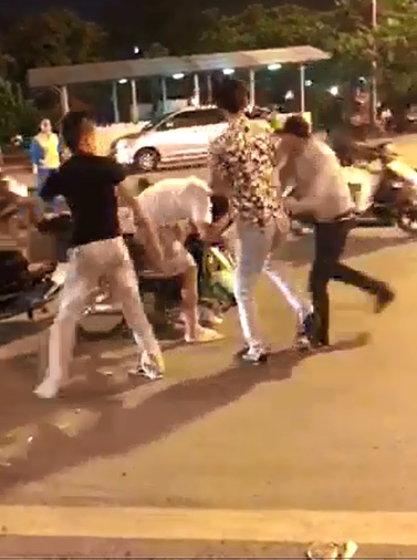 ha noi lo va cham giao thong voi hai co gai chang thanh nien bi danh tui bui