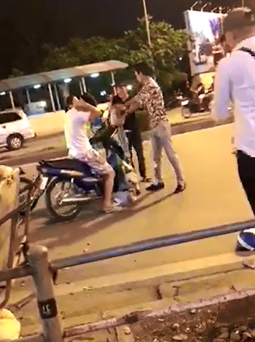 ha noi lo va cham giao thong voi hai co gai chang thanh nien bi danh tui bui