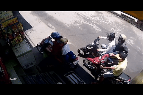 clip nguoi me cho con nho bi nhom thanh nien ap sat giat dien thoai trong nhay mat