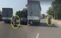 nguoi phu nu di xe may chay song song xe tai hon 10km chi de tranh nang