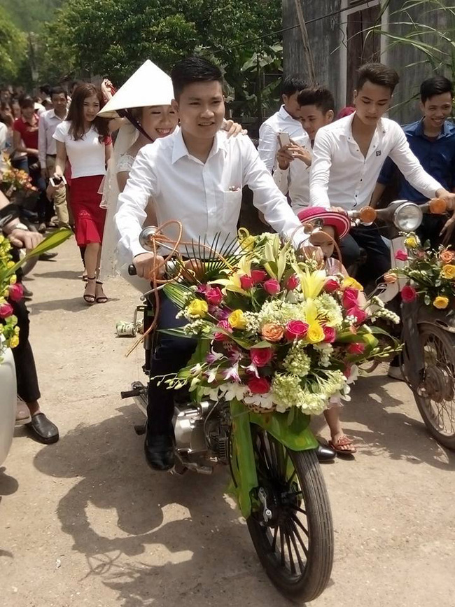 xon xao dam cuoi ruoc dau bang xe cub doc dao o nghe an