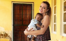 Cô gái Anh vượt qua mọi khó khăn, rời quê hương để được nhận nuôi trẻ mồ côi ở Uganda