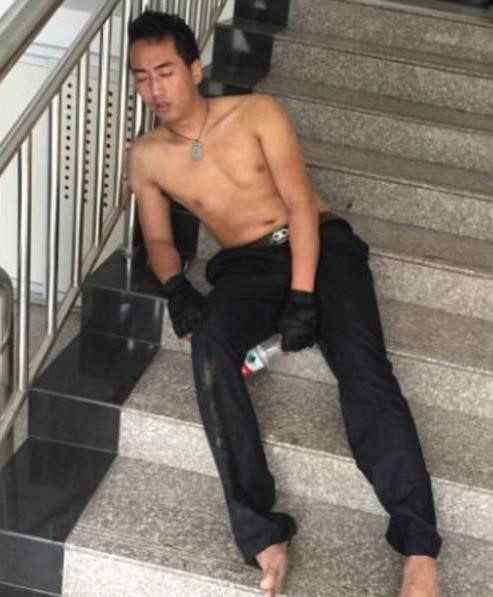 su that phia sau buc hinh nam thanh nien ngu guc ben cau thang gay xuc dong