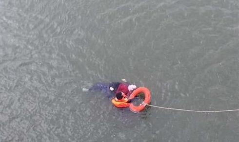 su that phia sau buc hinh nam thanh nien ngu guc ben cau thang gay xuc dong