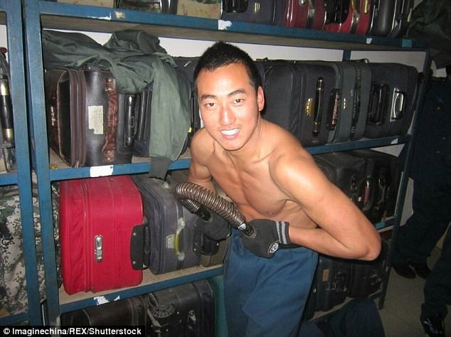 su that phia sau buc hinh nam thanh nien ngu guc ben cau thang gay xuc dong