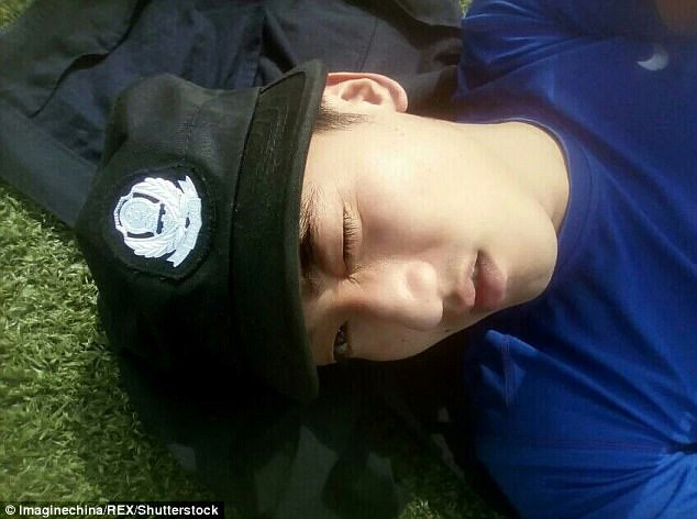 su that phia sau buc hinh nam thanh nien ngu guc ben cau thang gay xuc dong