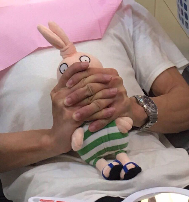 so dau nam thanh nien phai cau cuu gau bong trong phong kham rang