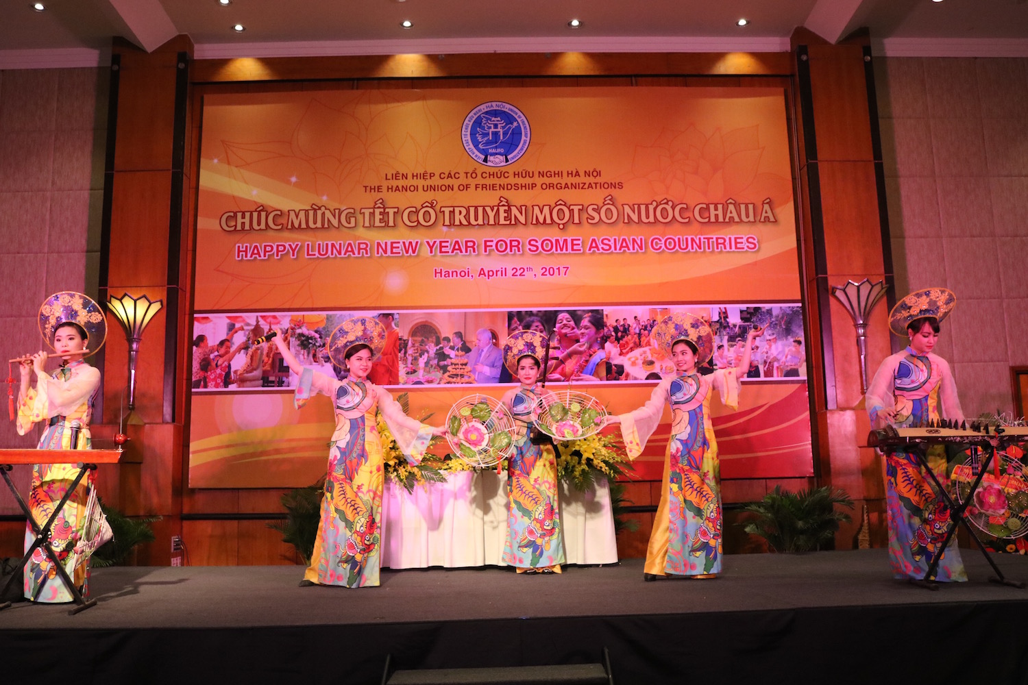 haufo va dai su quan 7 nuoc mung tet co truyen mot so nuoc chau a