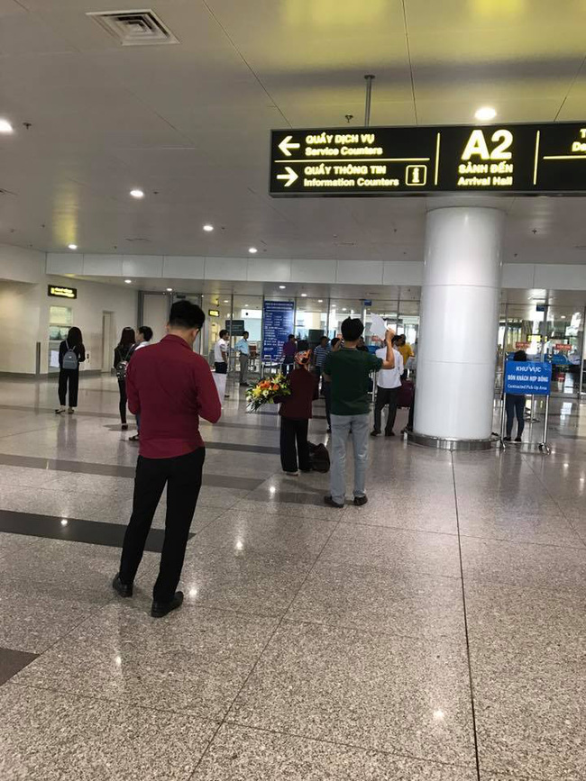 khoanh khac dep nguoi me lam lu mot minh om bo hoa cho don con gai o san bay