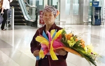 hinh anh cam dong o san bay nguoi me ngheo om bo hoa 500k cho tang con gai sau 3 nam di xuat khau lao dong