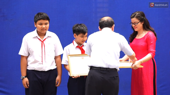 bo giao duc tang bang khen cho hai nam sinh muu tri bat trom o binh duong