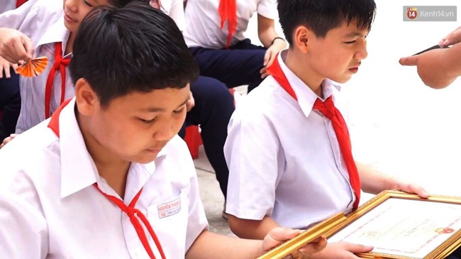 bo giao duc tang bang khen cho hai nam sinh muu tri bat trom o binh duong