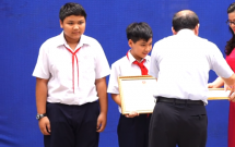 bo giao duc tang bang khen cho hai nam sinh muu tri bat trom o binh duong