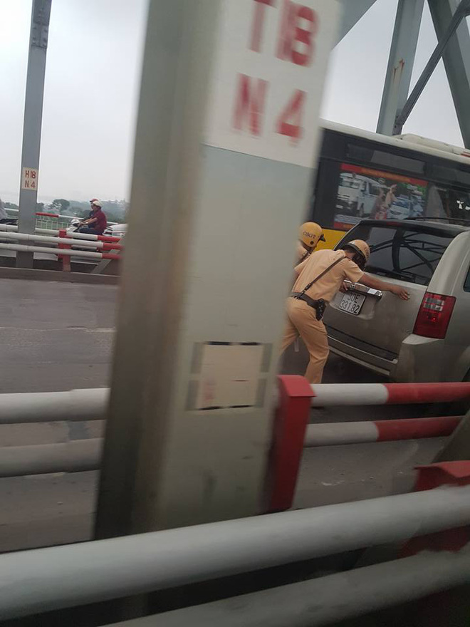 o to chet may giua cau va hanh dong nhan nhieu loi khen cua 2 chien si csgt