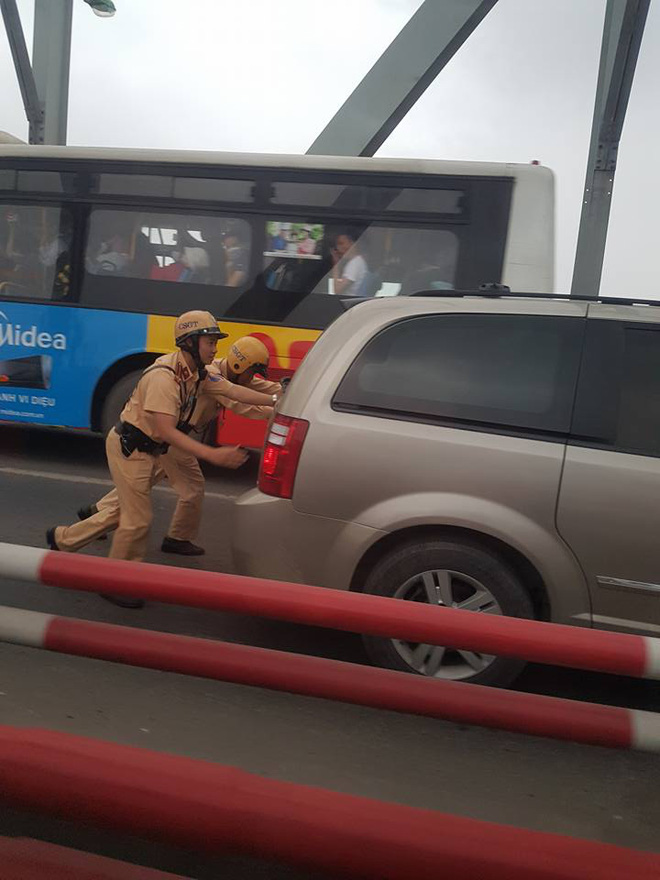 o to chet may giua cau va hanh dong nhan nhieu loi khen cua 2 chien si csgt